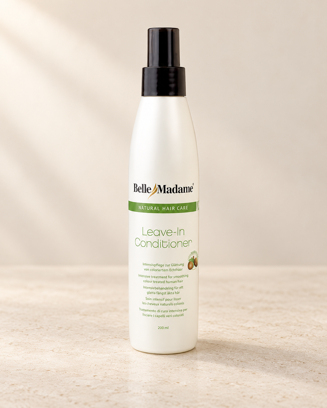 Flacone spray originale Belle Madame Leave-In Conditioner da 200 ml, su fondo avorio.