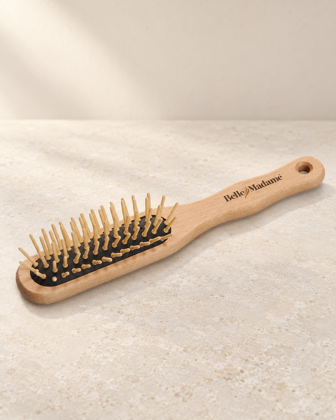 Spazzola professionale Belle Madame 4035 con manico in legno, su fondo avorio.