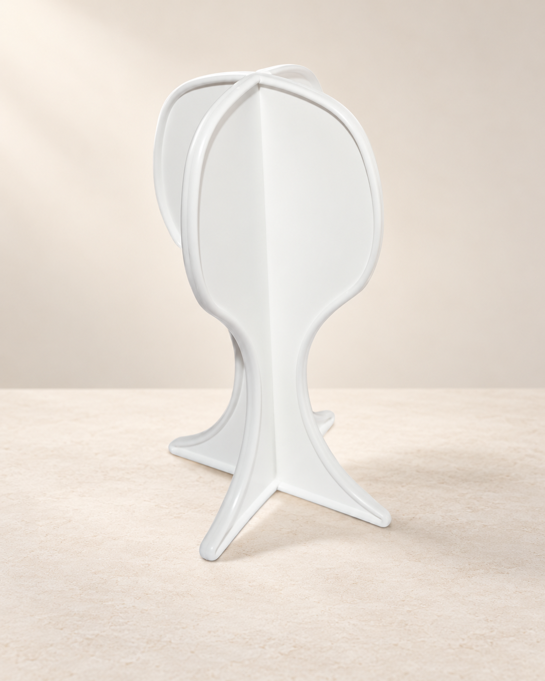 Supporto rinforzato L818 bianco per parrucca, mostrato montato e smontato.