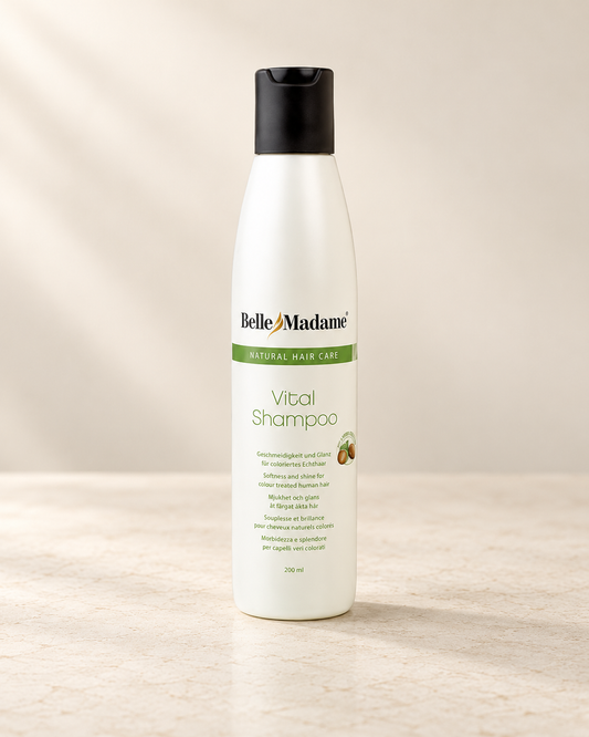 Flacone originale Belle Madame Vital Shampoo da 200 ml per la cura dei capelli veri, su fondo avorio.